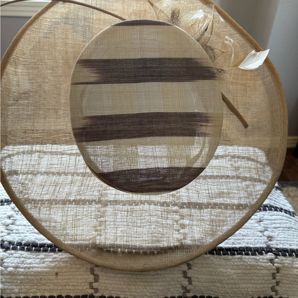 Elegant Tan and Cream Women's Hat - Picture 4 of 6